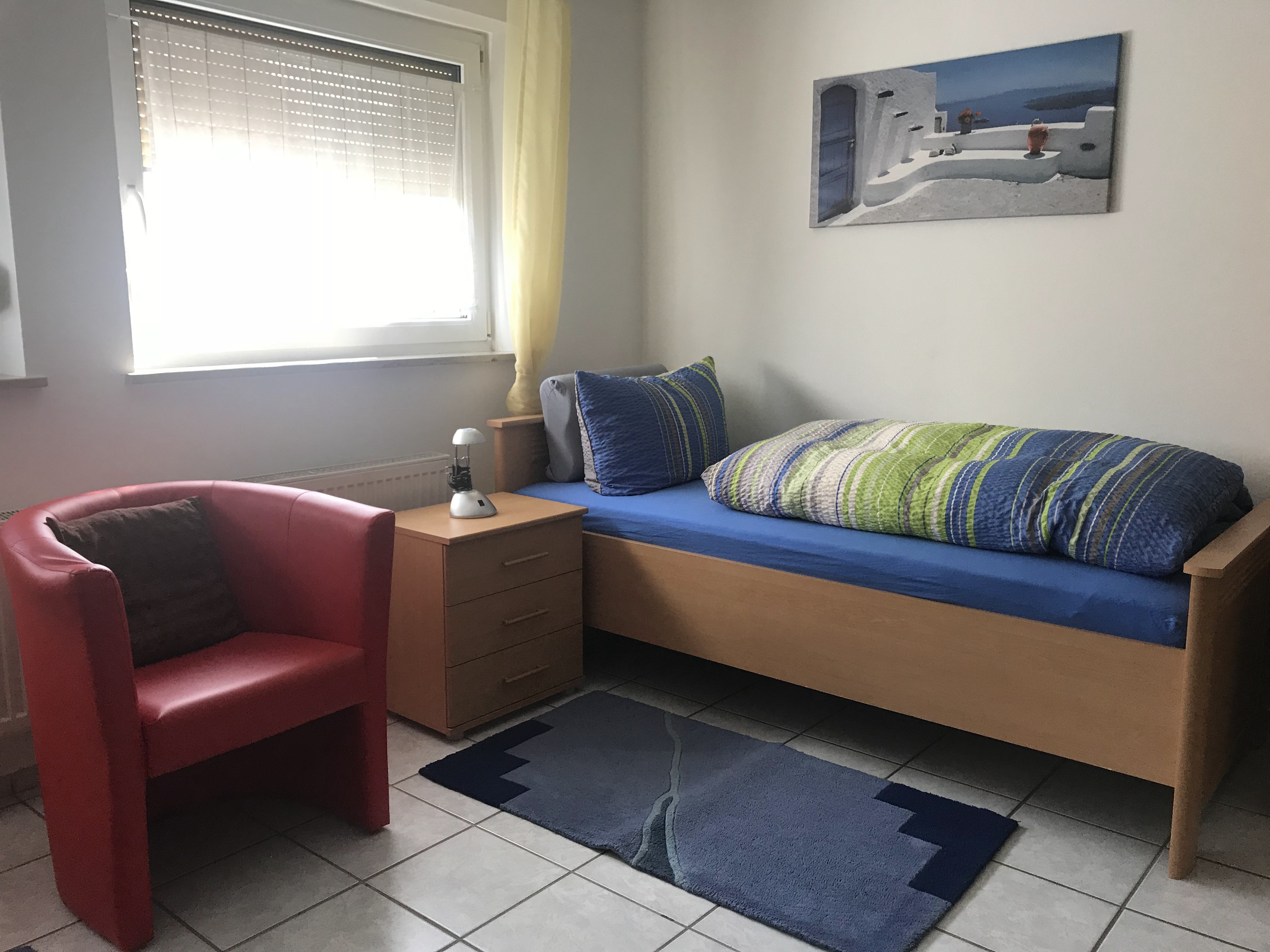 Schlafzimmer 3 Einzelbett mit Stuhl Ferienwohnung Raum Erlangen
